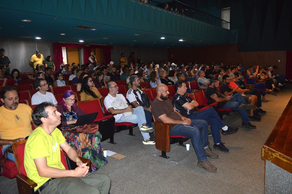 Servidores do Câmpus Goiânia do IFG participam da abertura das atividades de planejamento pedagógico 2026/2 no Teatro do IFG.